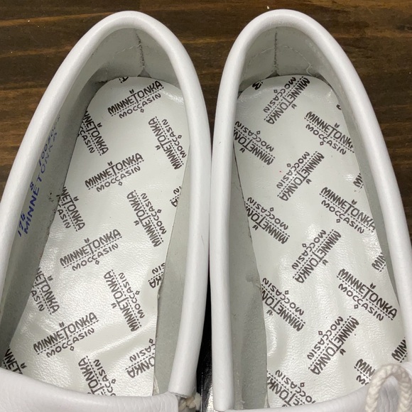 Lot Bundle Two Pair Women’s Minnetonka Beaded Fringe Moccasin Loafers Tan White - Picture 8 of 11